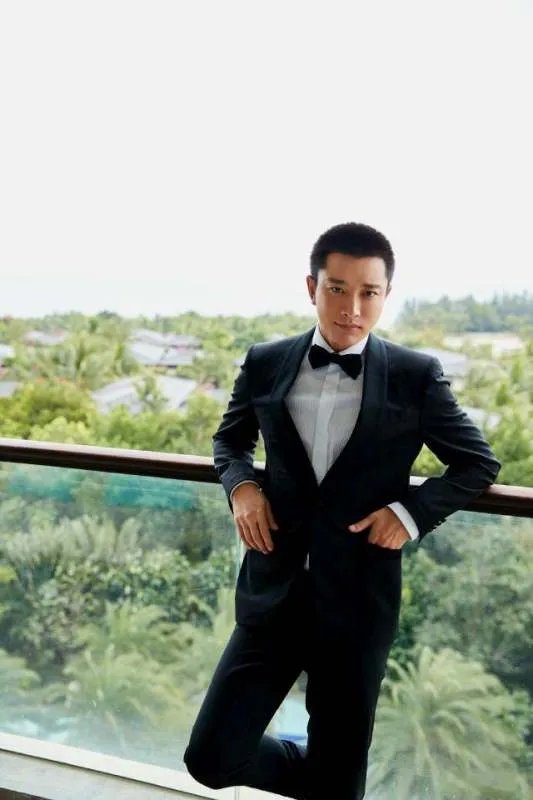 贾乃亮接甜馨放学照曝光，贾乃亮不舍地拉着女儿，画面温情满满你羡慕吗？