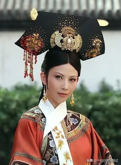 蔡少芬挺孕肚跟张晋回老家，为何46岁高龄拼生三胎？