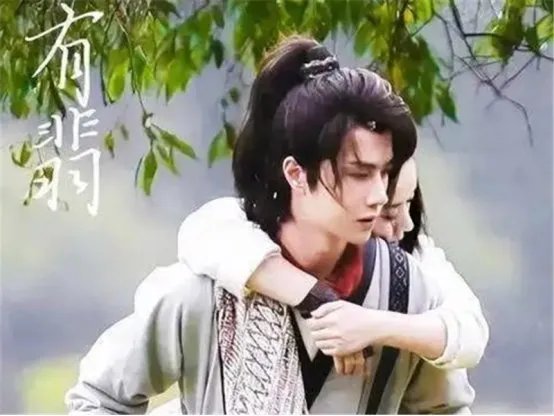 赵丽颖给王一博介绍前辈，一博紧张到耳朵发红，这对姐弟cp是怎样的感情？