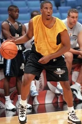 安德烈·米勒的球技如何?和马刺队的整体风格相融吗?