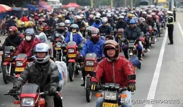 有些农民工日薪三四百,为何骑摩托车回家过年,而不坐飞机呢?