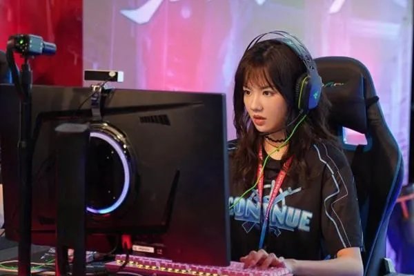 《穿越火线》的苏佳意每天一套cosplay，她扮过哪些角色？