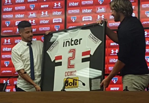 前皇马后卫西西尼奥宣布退役是真的吗？