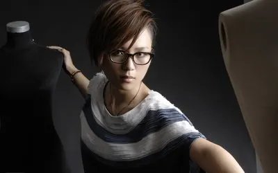 周笔畅在金鹰节颁奖晚会上献唱，你觉得她此次造型怎么样？