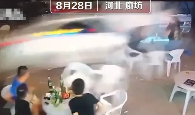 警方通报小车冲过夜市撞飞数人,处理结果是什么?