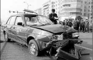 “横空旋转、碎片四溅”黑龙江女出租车司机迎头撞向公交车,到底怎么回事?