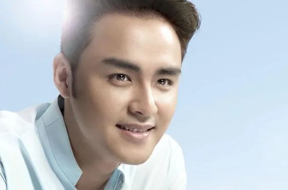 《追光吧哥哥》明道被吐槽烟熏妆，油腻，偶像剧王子光环怎么就不在了？