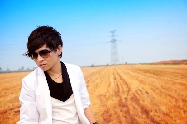 有一首歌里有一句歌曲是我知道我们不能在一起，可是我依然爱着你，歌名是什么啊？