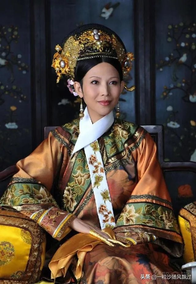 蔡少芬挺孕肚跟张晋回老家，为何46岁高龄拼生三胎？