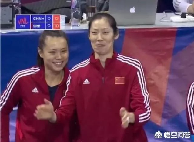 北仑站女排最后一战，大美女姚笛在场下捂嘴偷笑，朱婷还手舞足蹈的发生了什么？