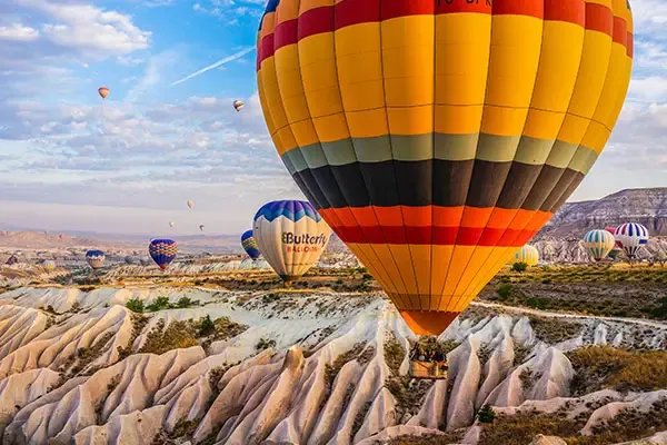 土耳其卡帕多基亚热气球事故致西班牙游客2死3伤，坐热气球如何保障安全？
