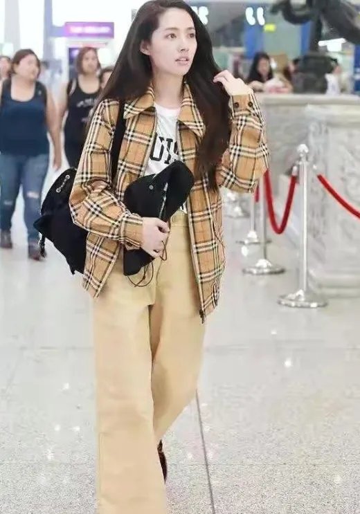 郭碧婷穿粉色帽衫身材圆润，你怎么看呢？