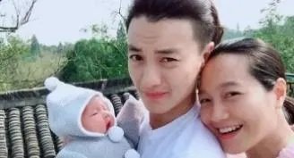 39岁朱丹怀孕7个月，深夜直播带货状态怎么样呢？