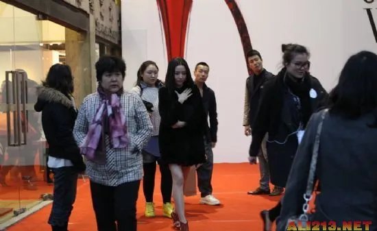 董洁婚变后现身捞金 双腿裸露“美丽冻人”！