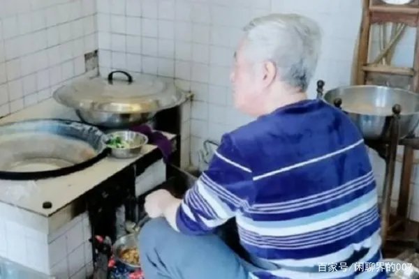 赵本山一家坐炕头直播吃饭,赵本山那么有钱,为何伙食有点差?