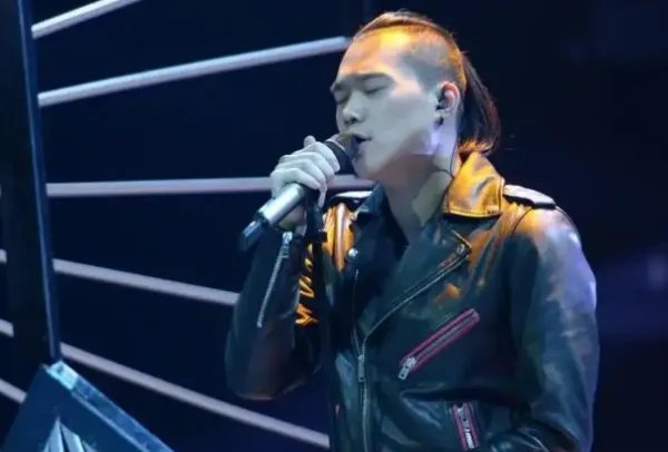 耿斯汉为什么会被称为“摇滚骑士”？他的音乐有什么特点？