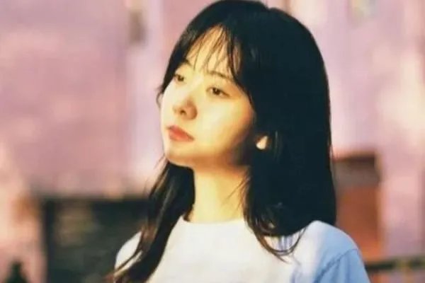 谭松韵在机场，粉丝送面粉求体面，当时她有何反应？