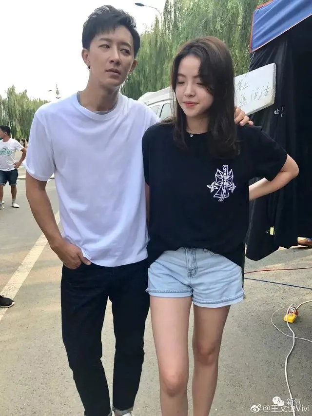 王中磊闺女晒长腿照，娱乐圈大佬们的千金都长什么样？