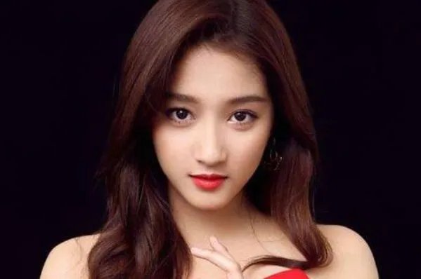 关晓彤拍戏封闭道路遭业主抱怨,对此你怎么看?