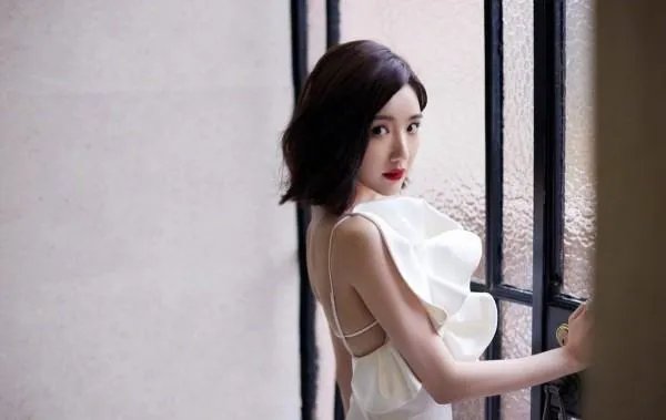 毛晓彤缎面露背鱼尾裙亮相盛典红毯,她的这个造型怎么样?