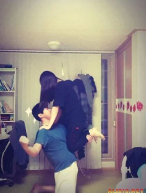 据说最近流行这样玩亲亲 高难度情侣合照走红