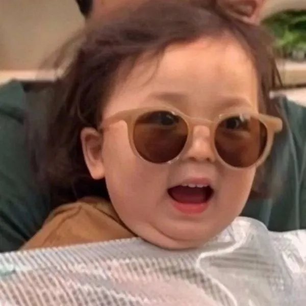 一个女生不同意他为QQ好友,但是其他同学都同意了,这是什么原因?他们彼此喜欢，但是都没有表白。