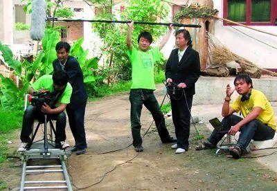 “外卖小哥被差评大哭”视频实为快手拍客团队假扮操作,那么拍摄团队应承担责任吗?