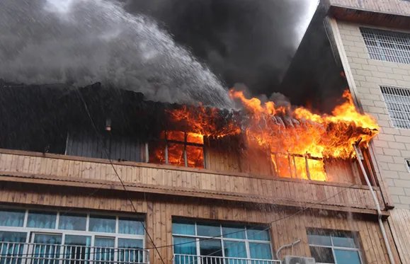 桂林一小区发生火灾，民房起火该如何自救？