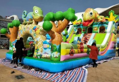 湖北一充气城堡被吹翻,造成此事故的原因是什么?