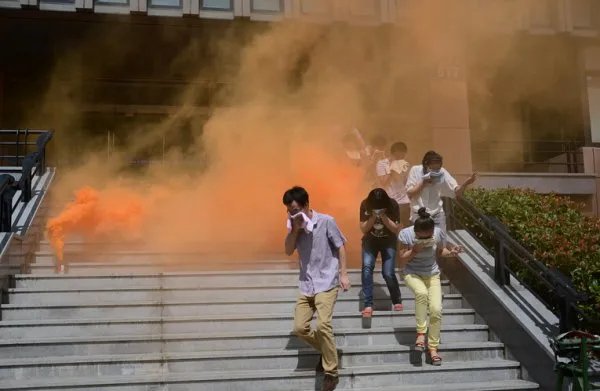 桂林一小区发生火灾，民房起火该如何自救？