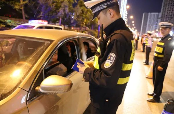 江西玛莎拉蒂女醉驾喊于伟，警方通报来了，此事中哪些信息值得关注？