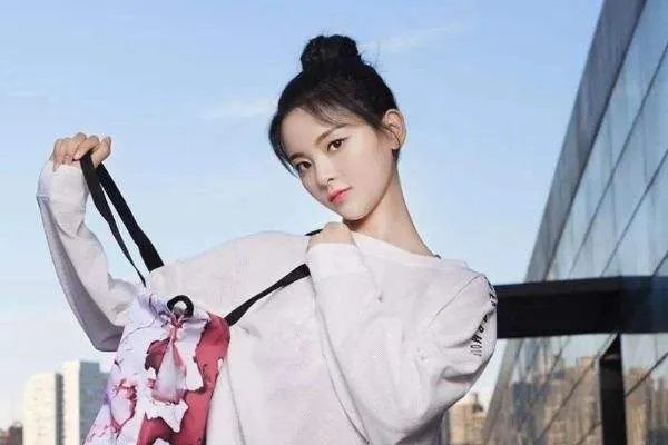 杨超越造句龙丹妮长得不行，和老板吵架第一名是怎么回事？