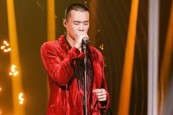 耿斯汉为什么会被称为“摇滚骑士”？他的音乐有什么特点？