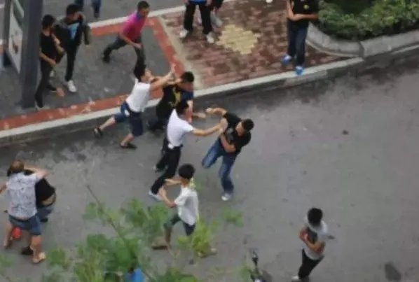 10秒KO两男子当事人出面道歉?他算是正当防卫还是故意伤人?