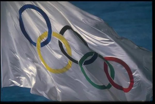 中国在东京奥运会获得的第一枚金牌的是谁？