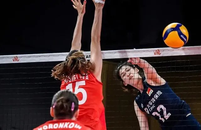 今晚女排3：0战胜俄罗斯，朱婷和李盈盈谁发挥的更好？