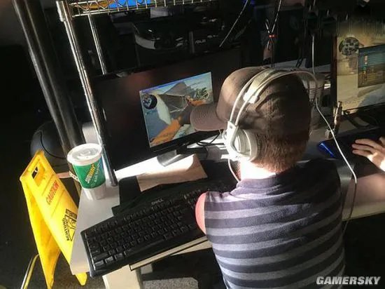 一根筷子闯联盟！励志无臂主播用筷子玩《LOL》