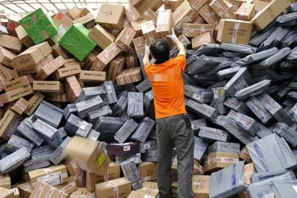 快递员在快递盒子上写诅咒话语,具体是什么情况?