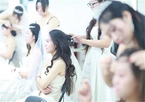 新娘化妆盘头多少钱一次 2017新娘妆面造型价目表