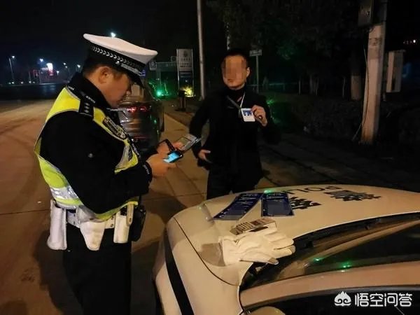合肥小伙有车牌不挂求婚路上被查,铜陵交警暖心帮其叫代驾,这事儿你怎么看?