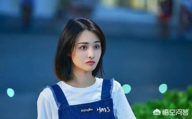 27岁郑爽疑自曝患上抑郁症，是观众对她太苛责，还是她太玻璃心？你们怎么看？