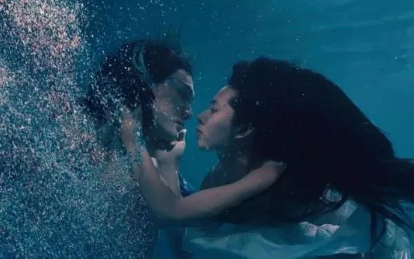 《那片星空那片海》的主演是谁？