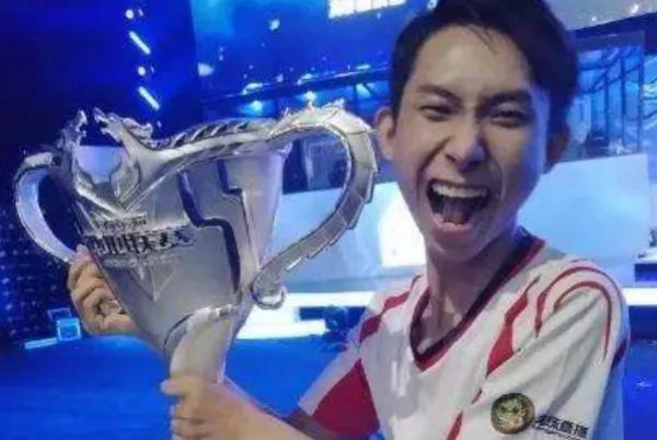 梦泪游戏首胜,众多人物中哪个才是他的本命英雄?