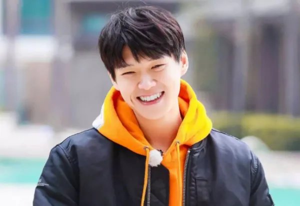 被曝月底官宣领证后,杨幂魏大勋现身心情好,恋情是否已经实锤?