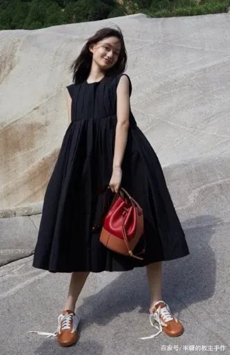 “艺考状元”夏梦穿花裙摇曳清纯可人,你觉得好看吗?