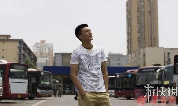 西安公交车现最帅售票员 颜值爆表似吴彦祖走红网络