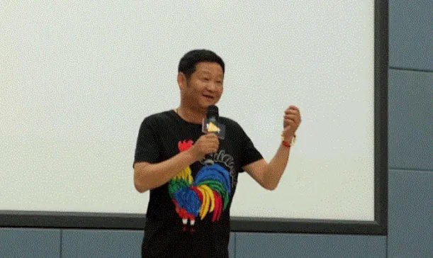 养鸡富豪赵亮,50多岁三德子,他与张国立聚会是打算复出吗?