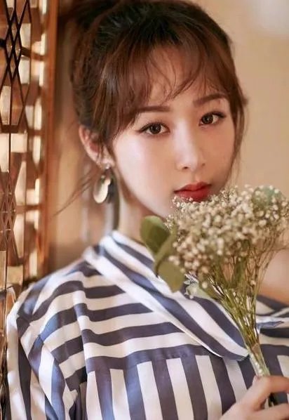 大方脸女孩适合什么发型呀？