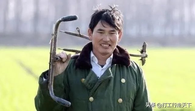 大衣哥家门被踹上热搜，如何看待大衣哥村子里的人？