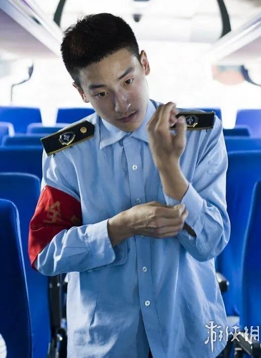 西安公交车现最帅售票员 颜值爆表似吴彦祖走红网络